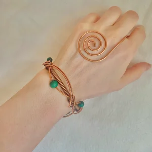 Spirale en cuivre portée à la main ou au poignet, avec sa pierre naturelle au choix